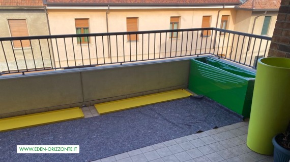 balcone con posa fioriere in provincia di milano