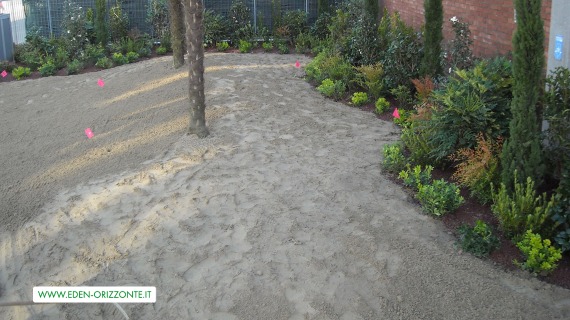 giardino aziendale preparazione prato