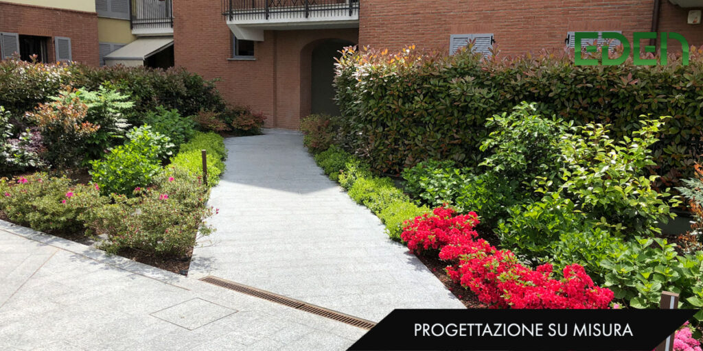 Giardino fiorito ingresso condominio
