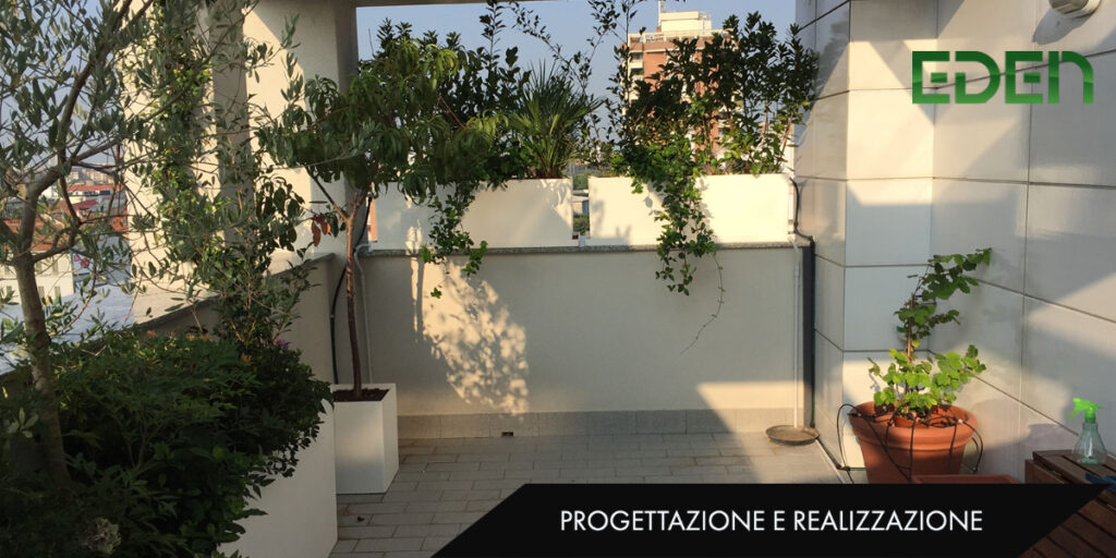 Terrazzo con vasi moderni