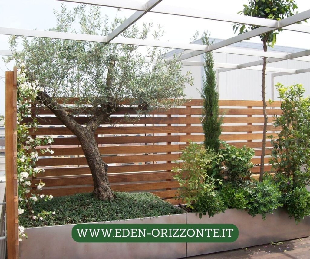 Terrazzo con piante verdi